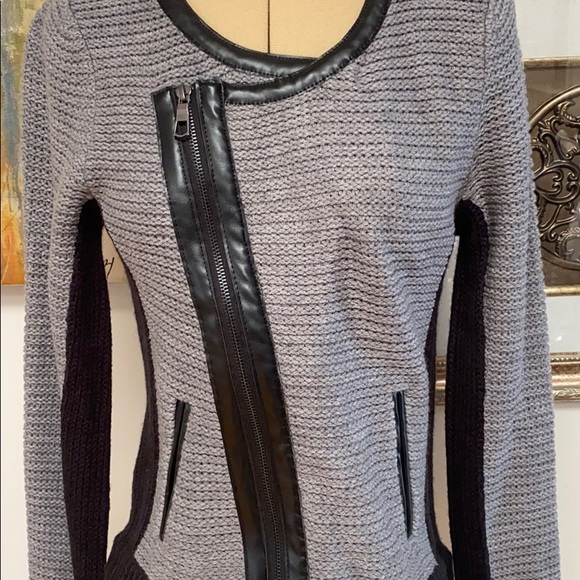 Like-New Sweater w Diagonal Zipper - Picture 5 of 6